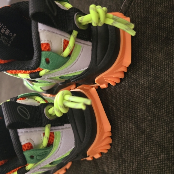 Vibrant Kids Sneakers with Neon Accents - Picture 4 of 12